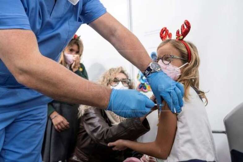 Imagen de archivo de menores vacunándose contra la covid-19 en la capital grancanaria / EFE Ángel Medina G.